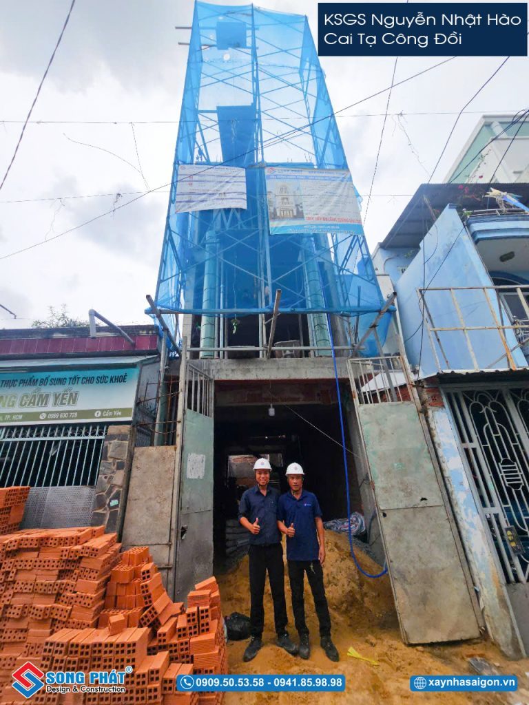 KSGS Nhật Hào cùng Cai Văn Giới trong buổi cất nóc sàn mái