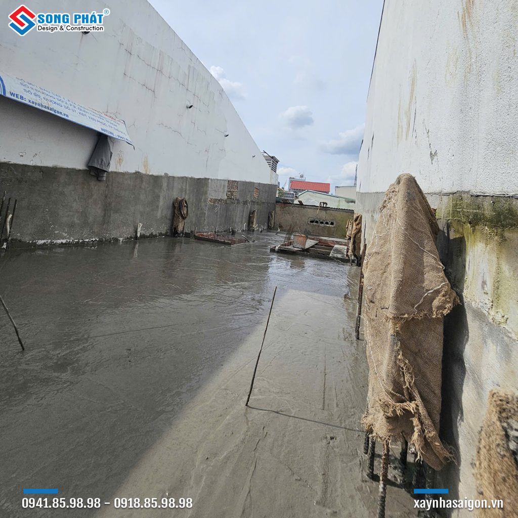 Đổ bê tông sàn lầu 1