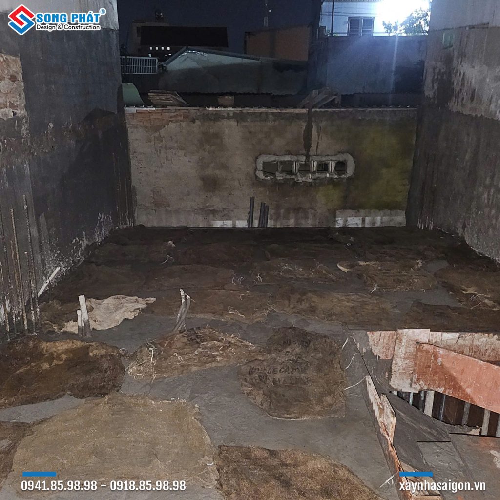 Bao che, tưới ẩm bảo dưỡng bê tông sàn