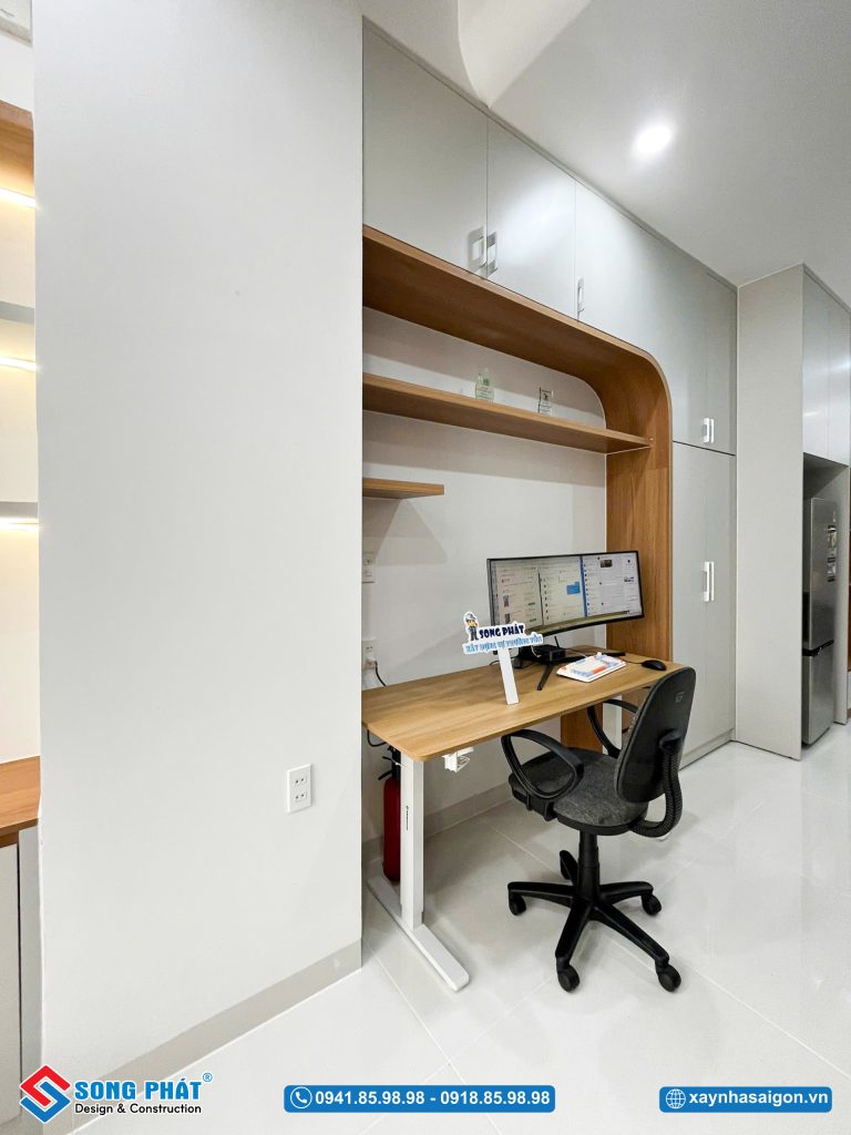 Bàn làm việc được bố trí gọn tại tầng trệt