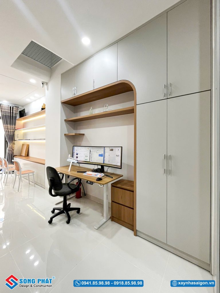 Hệ tủ tone trắng nâu tạo cảm giác hiện đại, thoáng đạt cho tổng thể