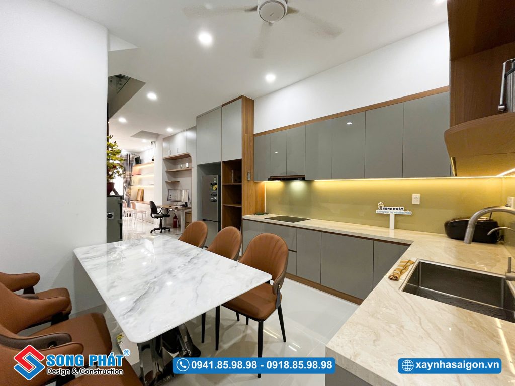 Không gian bếp đạt tính thẩm mỹ cao với tổng thể chỉn chu trong từng đường nét