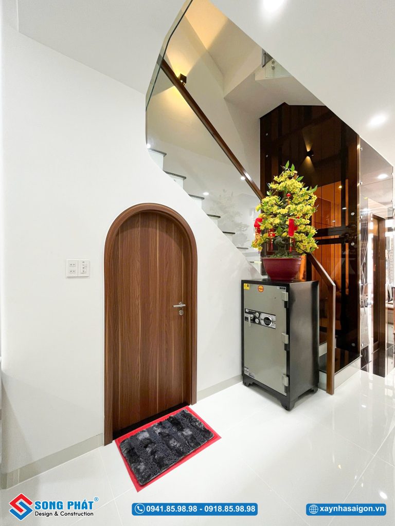 Hệ cửa vòm nổi bật với màu nâu gỗ sồi