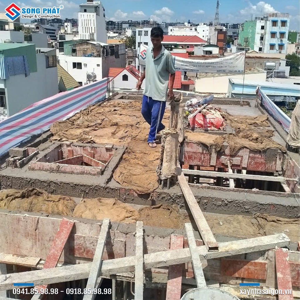 Bao che, tưới ẩm bảo dưỡng bê tông sàn