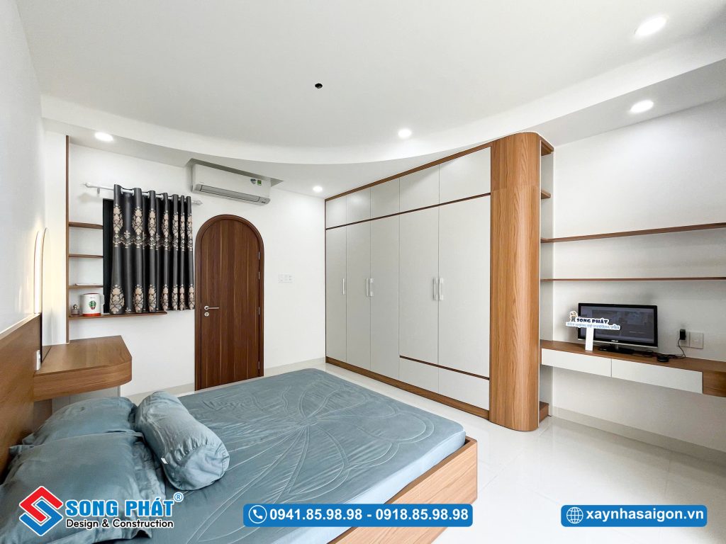 Ánh sáng tự nhiên được khai thác hiệu quả qua hệ cửa.