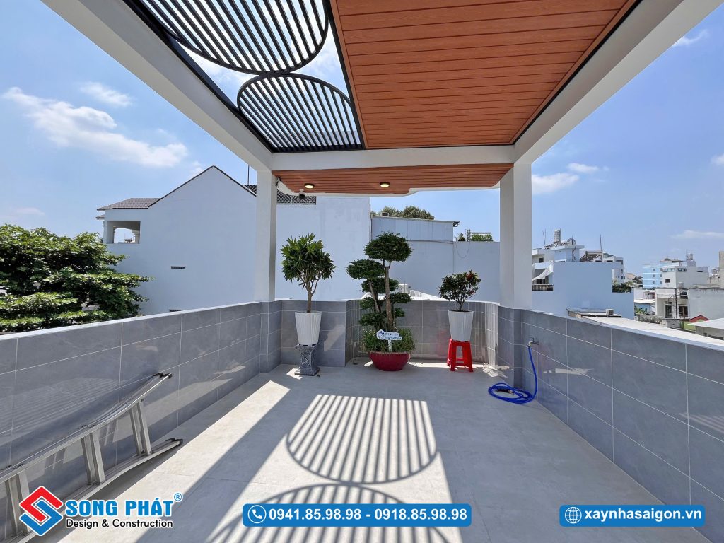 Hệ lam sắt tăng tính thẩm mỹ cho không gian sân thượng