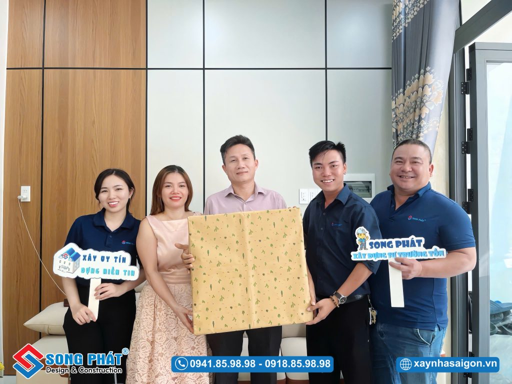 Đội ngũ Song Phát đến bàn giao và tặng quà kỉ niệm cho gia đình anh chị