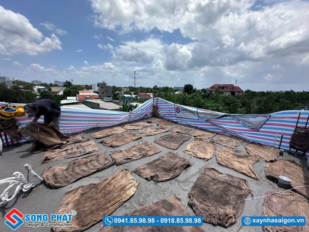 Bao che, tưới ẩm bảo dưỡng bê tông sàn