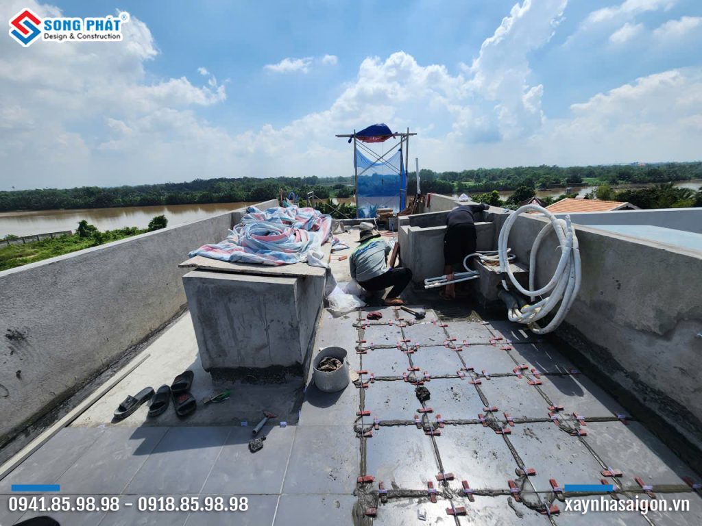 09/10 Ốp gạch sân thượng