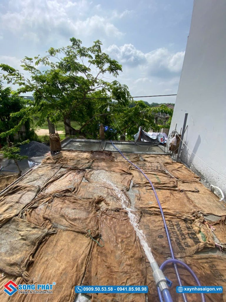 Bao che, tưới ẩm bảo dưỡng bê tông sàn