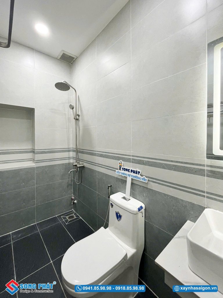 WC với đầy đủ các vật dụng tiện nghi