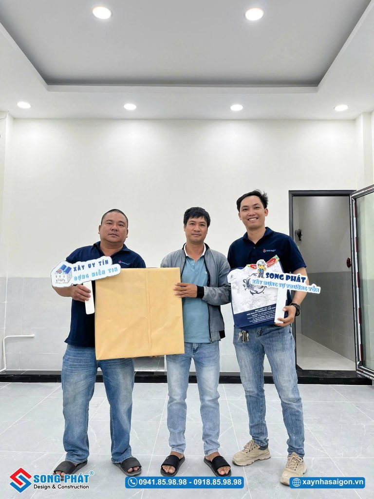 Đội ngũ Song Phát đến bàn giao và tặng quà kỉ niệm cho gia đình anh Hùng