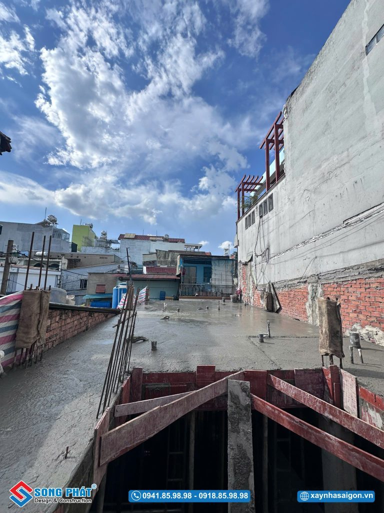 Đổ bê tông sàn lầu 1