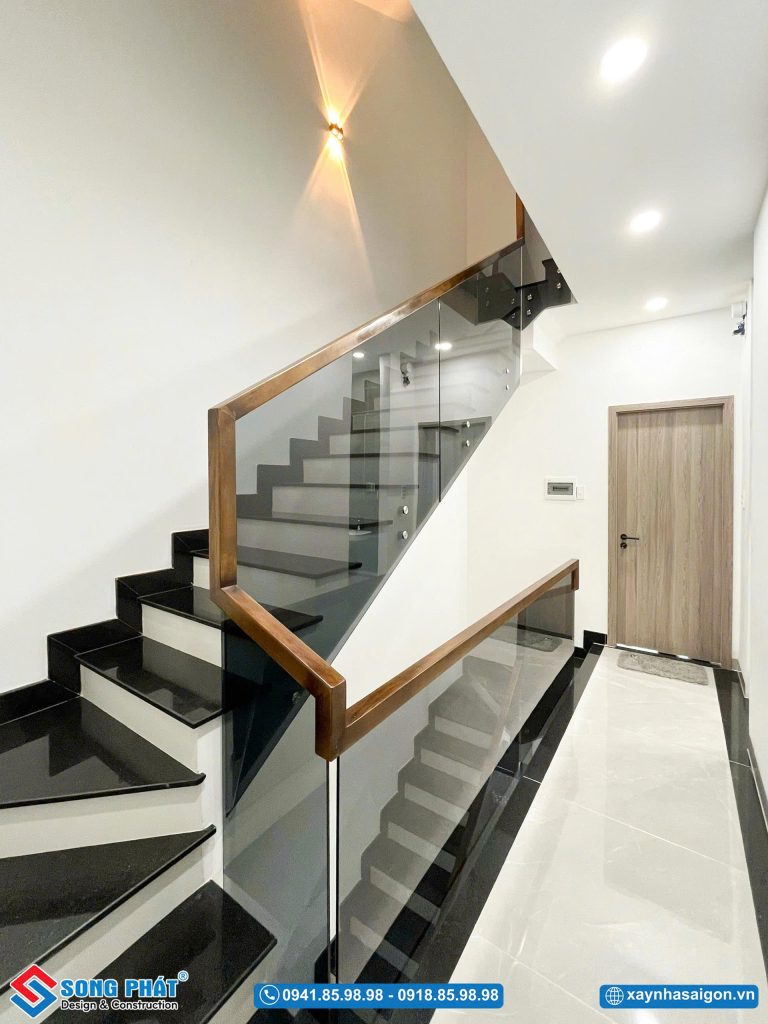 Tay vịn và lan can được hoàn thiện chỉn chu.