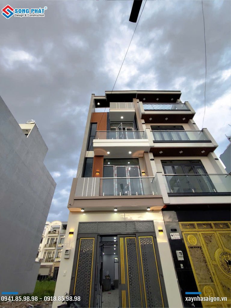 04/10 Lắp đặt lan can kính