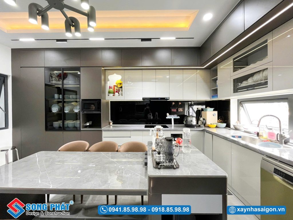 Không gian bếp ăn được bố trí gọn gàng, ưu tiên sự tiện nghi trong sinh hoạt hằng ngày.