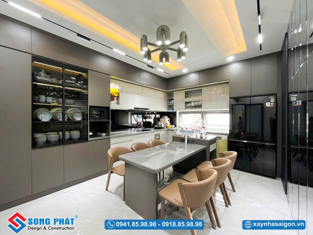 Hệ tủ bếp thiết kế vừa vặn, tối ưu diện tích sử dụng và công năng lưu trữ.