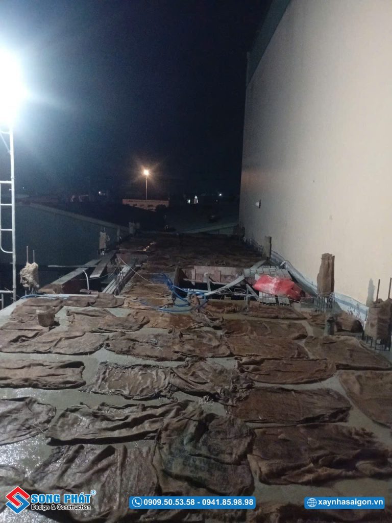 Bao che, tưới ẩm bảo dưỡng bê tông sàn