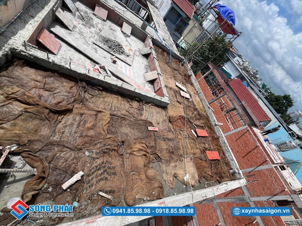 Bao che, tưới ẩm bảo dưỡng bê tông sàn