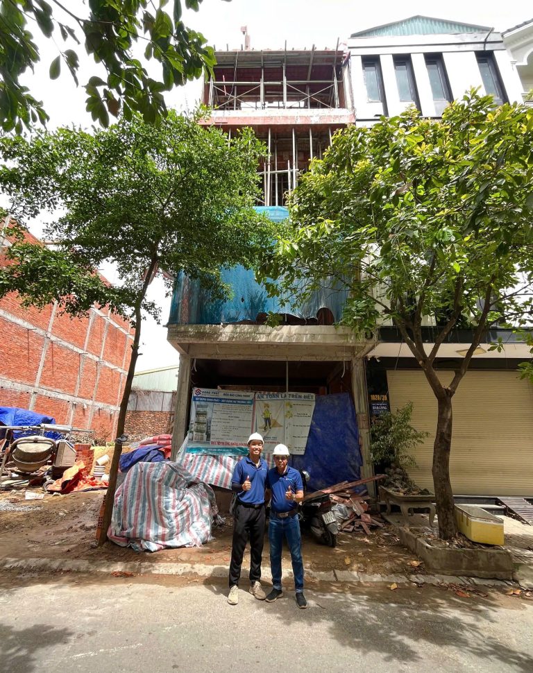Mặt tiền ngôi nhà đang thi công