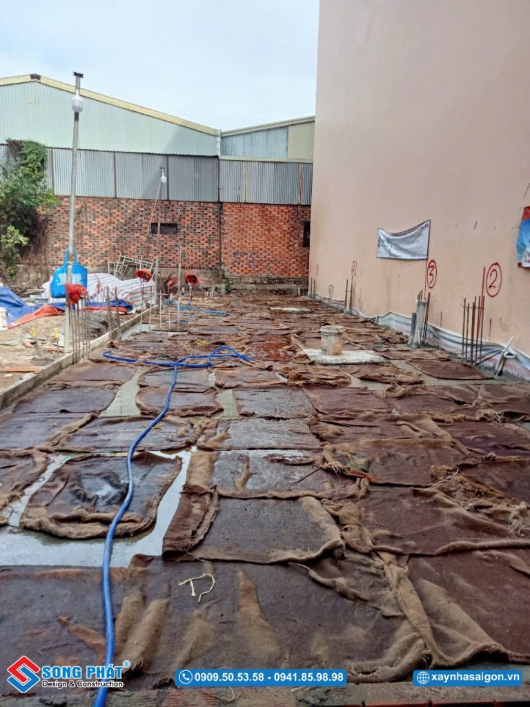 Bao che, tưới ẩm bảo dưỡng bê tông sàn