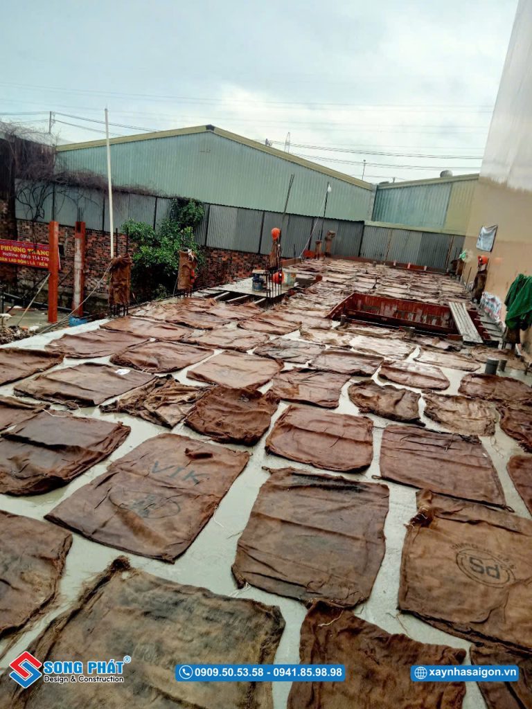 Bao che, tưới ẩm bảo dưỡng bê tông sàn