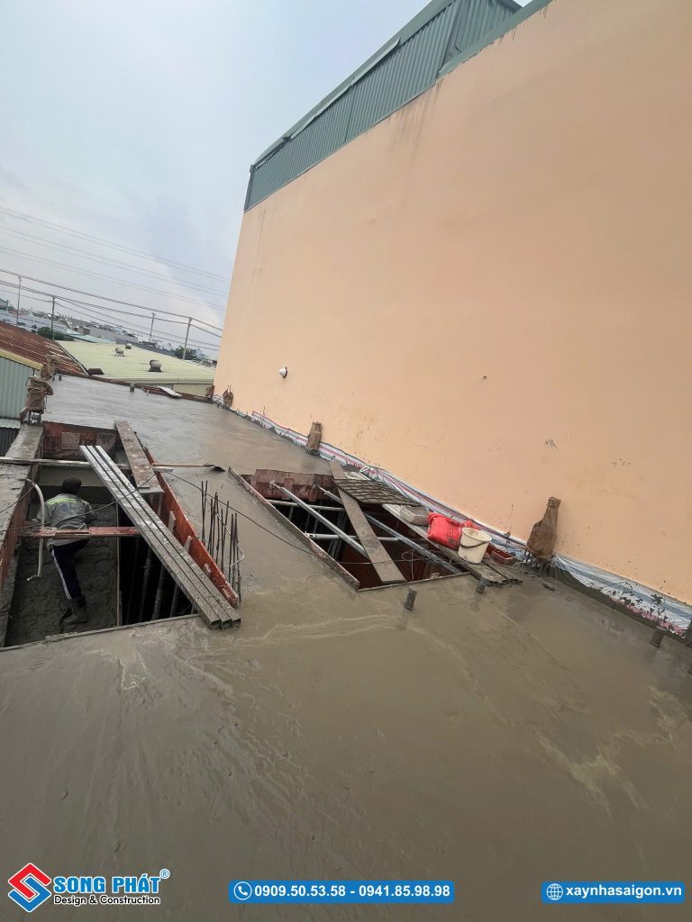 Đổ bê tông sàn lầu 1