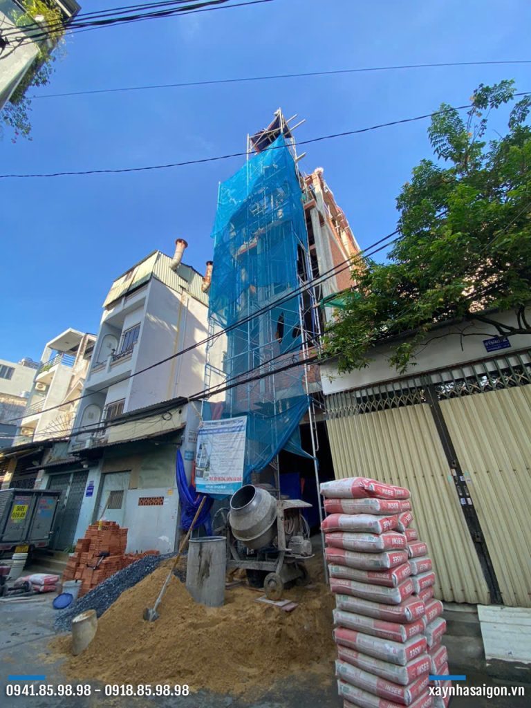 Mặt tiền nhà anh Nghệ trong quá trình thi công