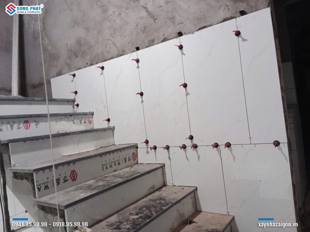 19/11 Ốp gạch tường cầu thang bộ
