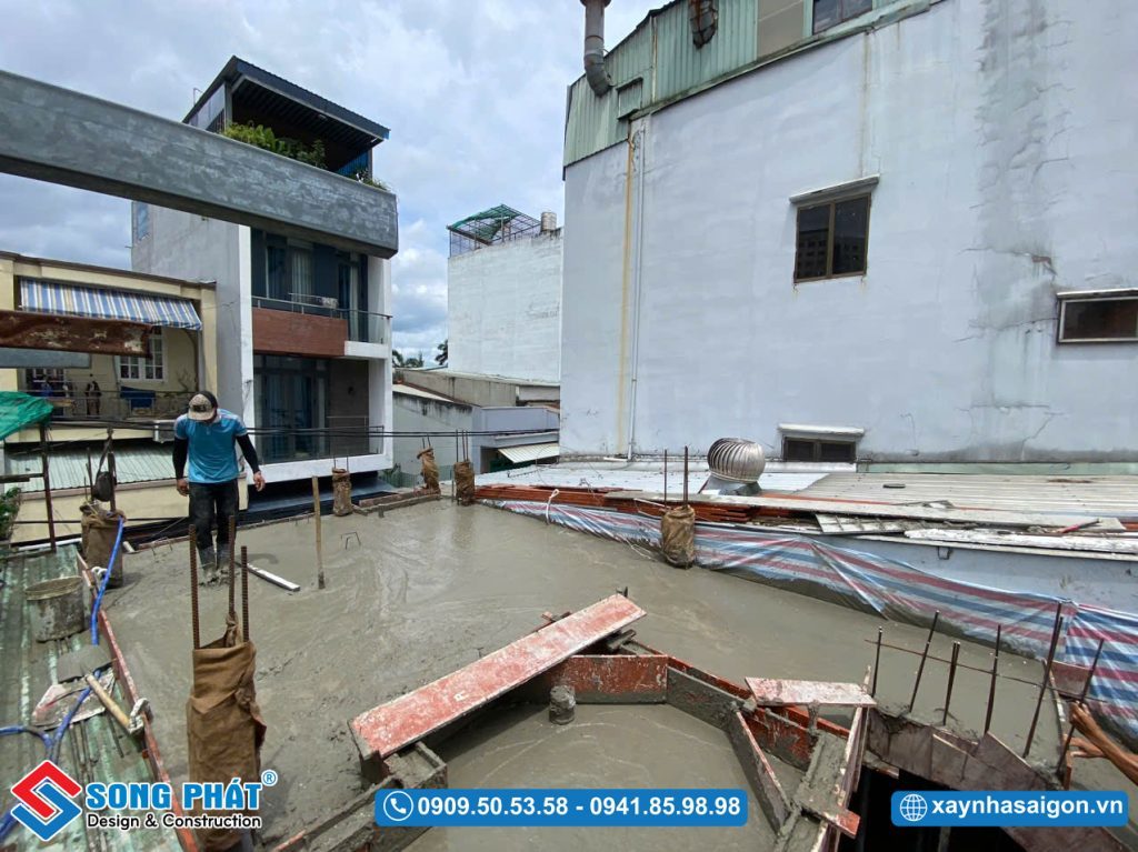 Đổ bê tông sàn lầu 1