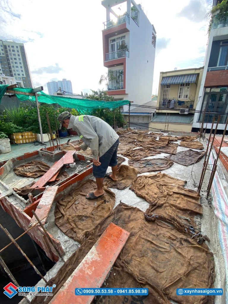 Bao che, tưới ẩm bảo dưỡng bê tông sàn