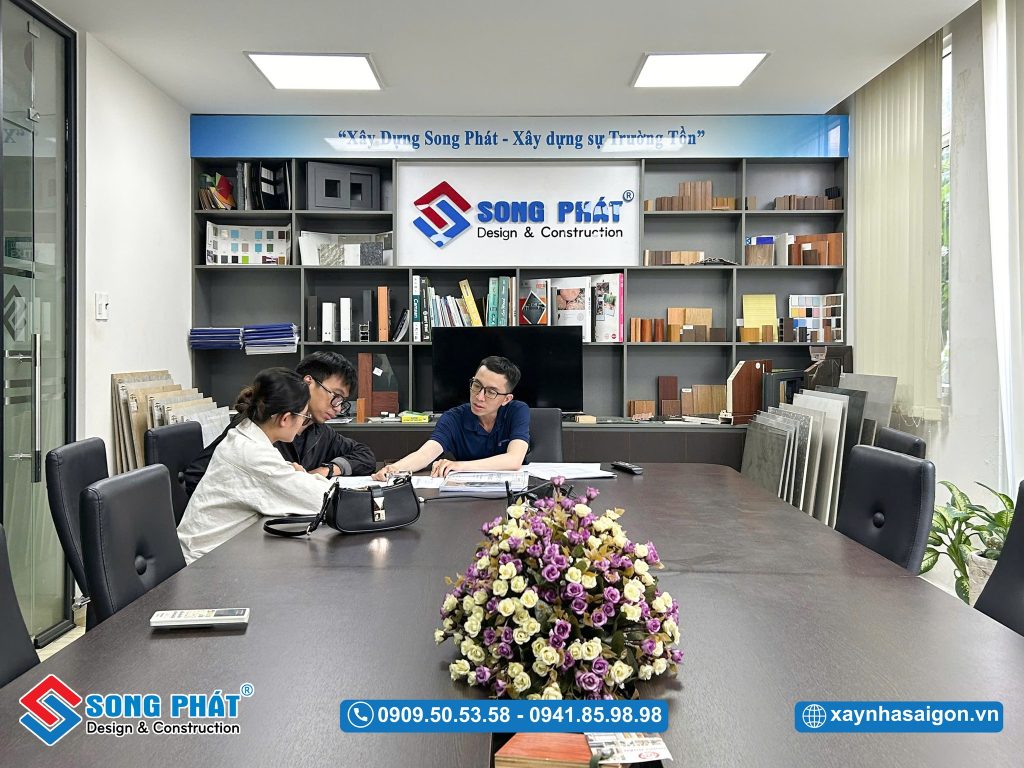 Gia đình anh An đến tư vấn tại văn phòng công ty