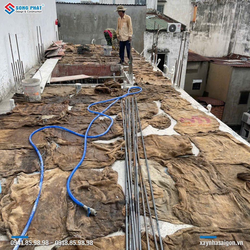 Bao che, tưới ẩm bảo dưỡng bê tông sàn