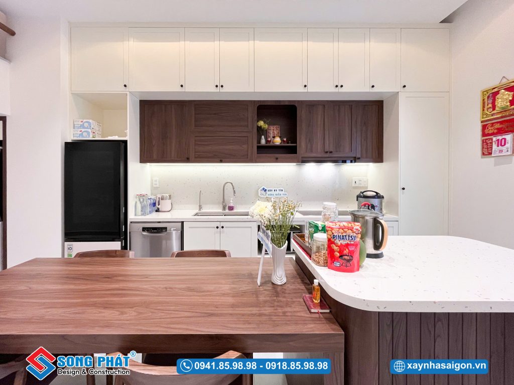 Mặt bếp sử dụng vật liệu chịu lực, chống thấm và dễ vệ sinh.