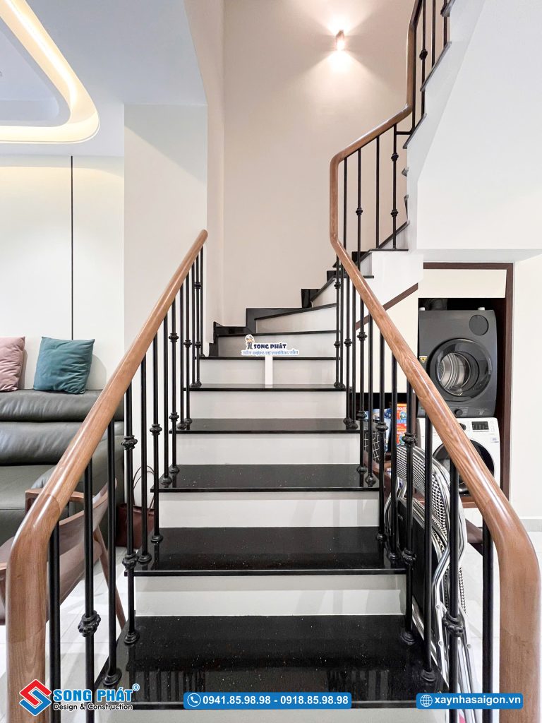 Độ dốc và chiều cao bậc đảm bảo an toàn di chuyển.