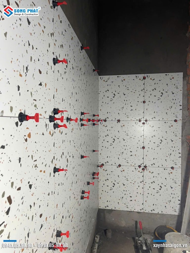 08/10 Ốp lát nhà vệ sinh lầu 1