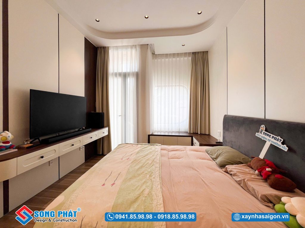 Hệ rèm hỗ trợ kiểm soát ánh sáng linh hoạt.