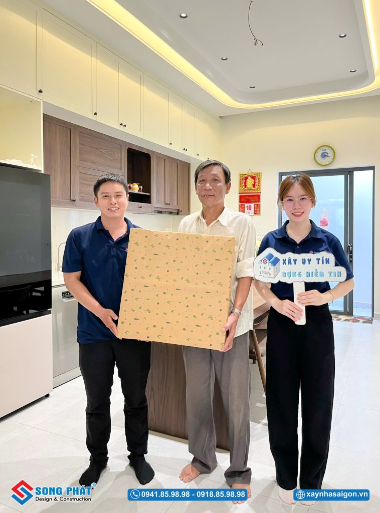 Đội ngũ Song Phát đến bàn giao và tặng quà kỉ niệm cho gia đình