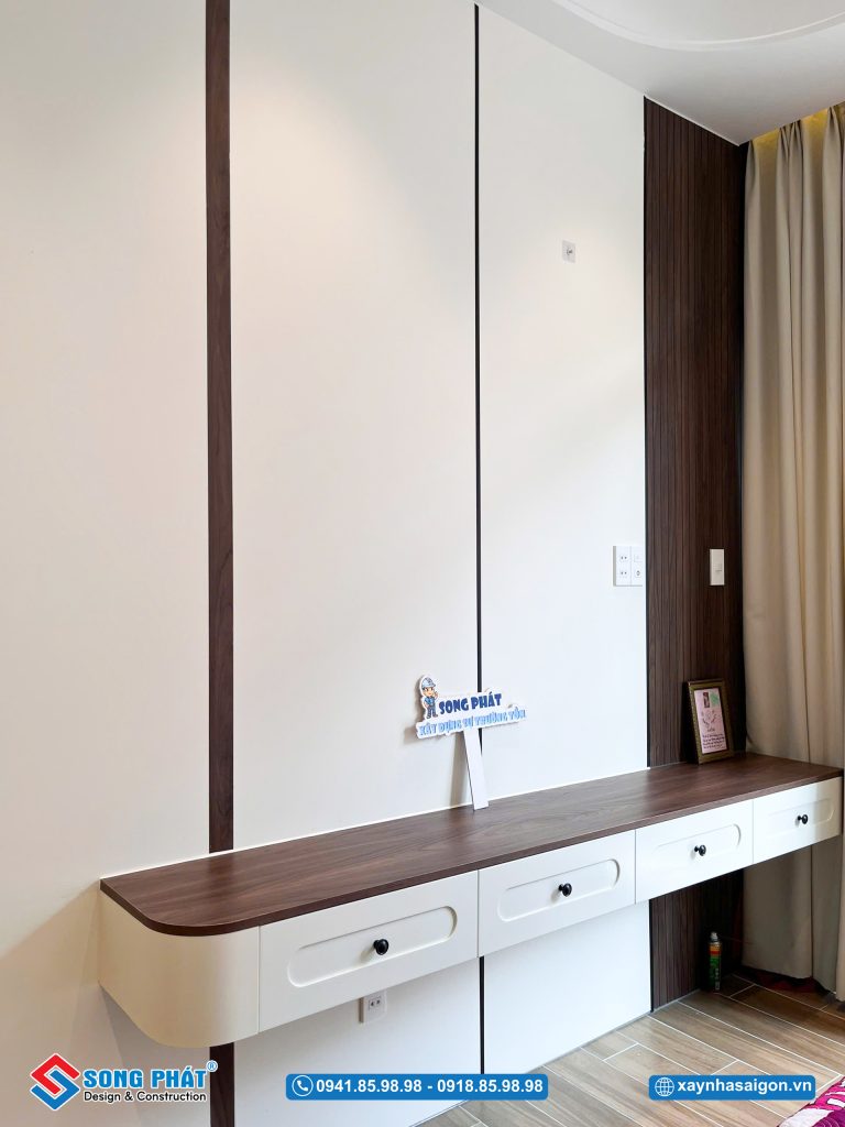 Hệ tủ với tone màu trắng nâu mang đến cảm giác thư giãn. sang trọng