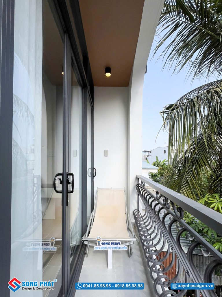 Ban công đảm bảo an toàn với hệ lan can chắc chắn.