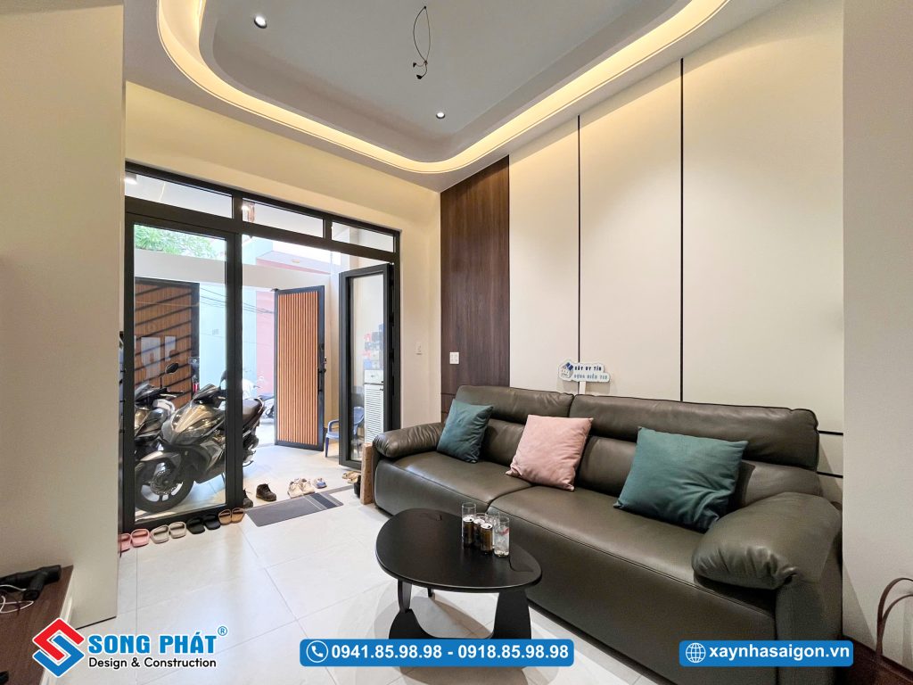 Hệ trần và đèn chiếu sáng được xử lý tạo chiều sâu cho không gian.