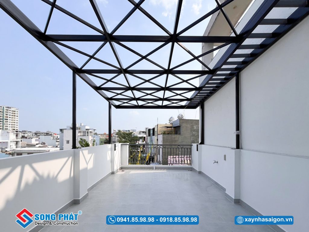 Sân thượng bố trí lam che giúp giảm nắng trực tiếp.