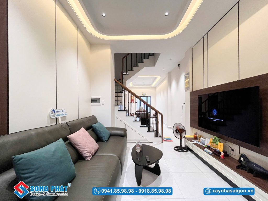 Không gian phòng khách bố trí mở, liên kết trực tiếp với khu vực bếp.