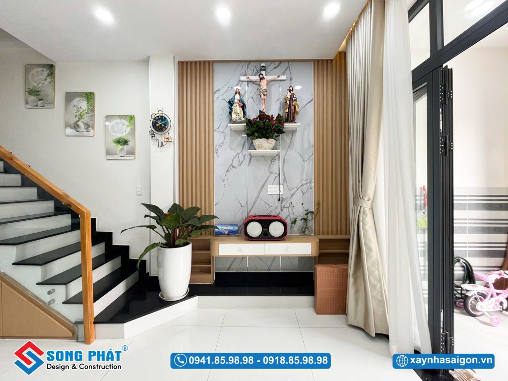 Ánh sáng tự nhiên được tận dụng tốt qua hệ cửa phía trước