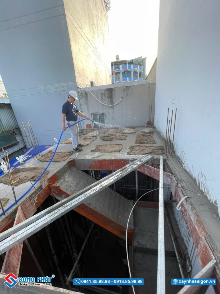 Bao che, tưới ẩm bảo dưỡng bê tông sàn