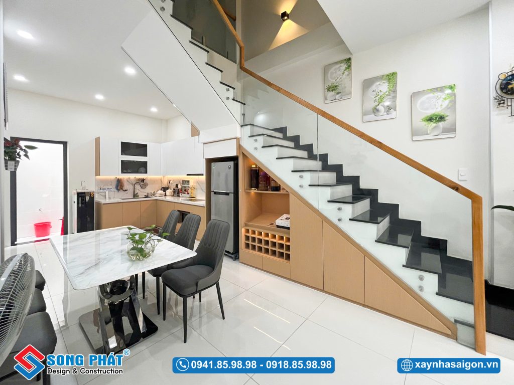 Tận dụng không gian chân cầu thang làm tủ đựng vật dụng tiện nghi