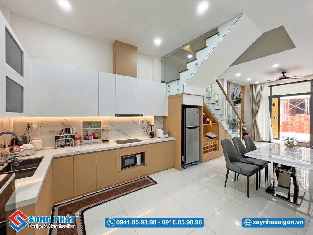 Bếp được thiết kế liên thông giúp không gian không bị chia cắt