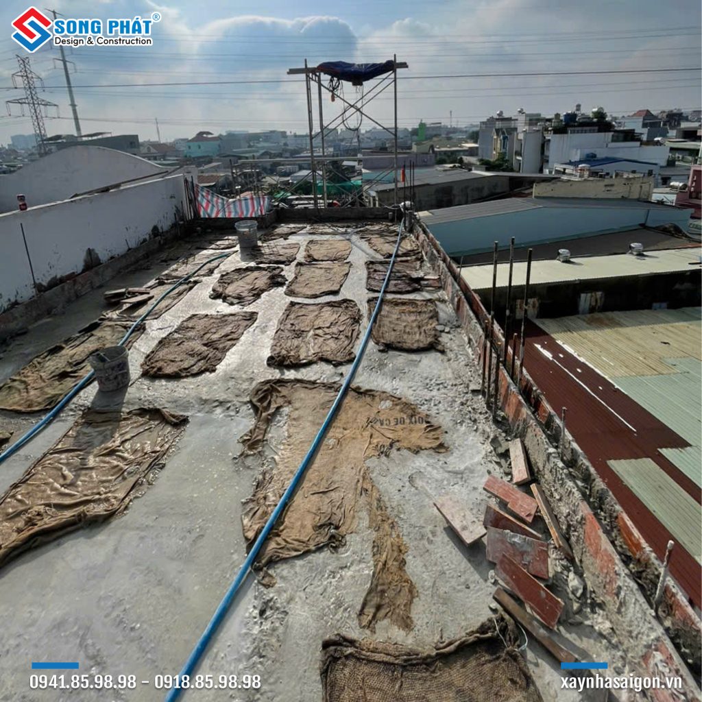 Bao che, tưới ẩm bảo dưỡng bê tông sàn