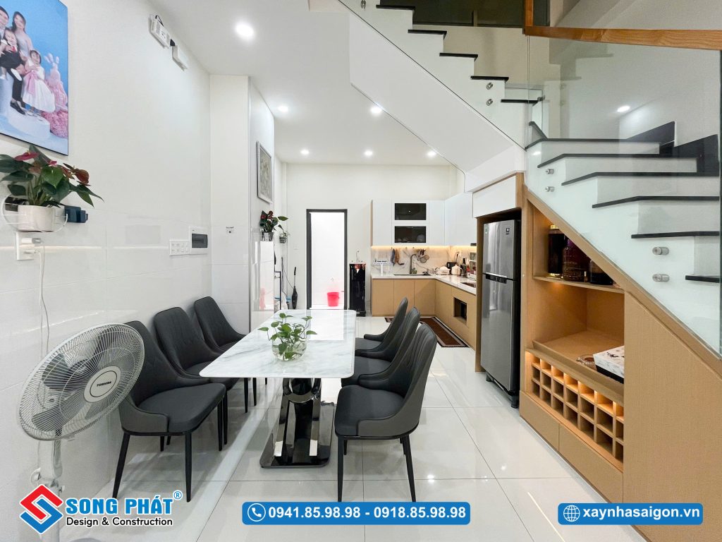 Khu bếp ăn bố trí gọn về cuối nhà, thuận tiện sử dụng.