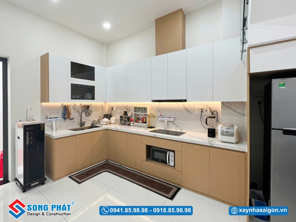  Tone màu trắng kết hợp màu gỗ sáng tạo cảm giác thông thoáng, sạch sẽ